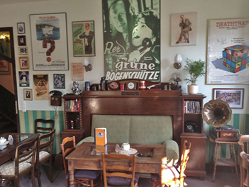 Sitzbereich im Cafe Sherlock im Kriminalhaus Hillesheim
